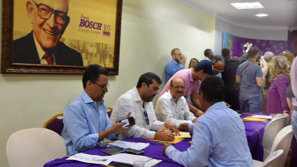 Para ser precandidato la Ley establece que se debe estar en disfrute de los  derechos civiles y políticos